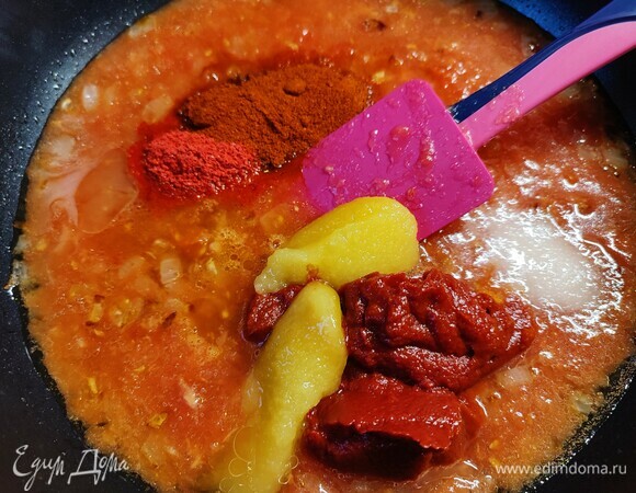 Добавить к луку остальные ингредиенты. Уварить соус до загустения примерно в течение 15 минут. После взбить блендером соус до однородности.