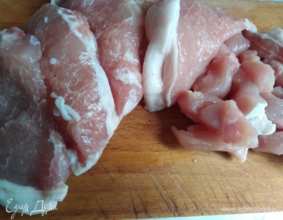 Корейку нарезать брусочками.