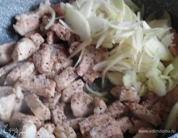На сухой сковороде обжарить корейку до румяного цвета. Добавить соль, перец, репчатый лук. Жарить, помешивая, до золотистого цвета лука.