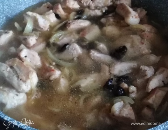 Влить бульон. Тушить под крышкой 20 минут на тихом огне.
