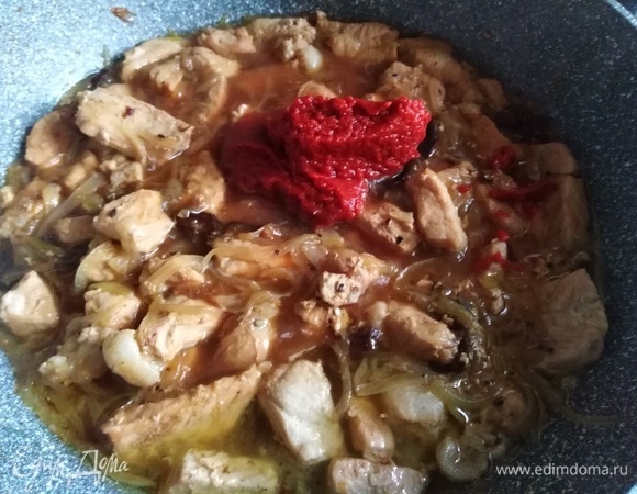 Затем добавить томатную пасту и сахарный песок. Томить под крышкой 10 минут.