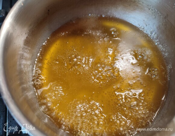 Масло с медом положить в ковшик и растопить на медленном огне. Дать смеси прокипеть 5–7 минут. За это время смесь потемнеет. Снять ковшик с огня и дать остыть.