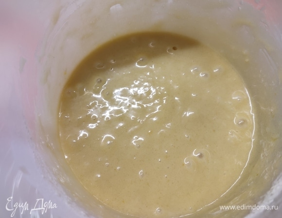К яичной смеси влить остывший мед с маслом, перемешать. Всыпать муку, разрыхлитель и соду. Все хорошо перемешать. Поставить тесто в холодильник на 2 часа.