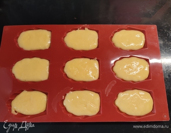 В форму для печенья выложить тесто. У меня получилось по половине чайной ложки в каждую ячейку. Выпекать 12 минут при температуре 200°C.