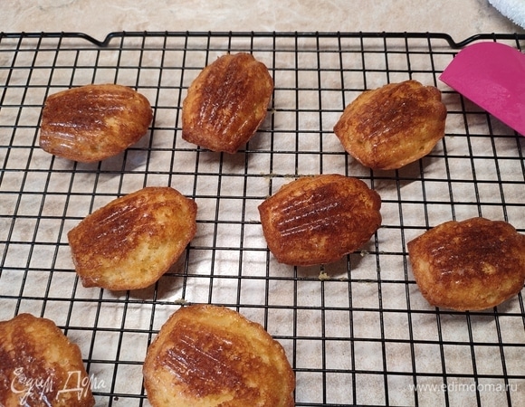 Готовое печенье остудить на решетке.