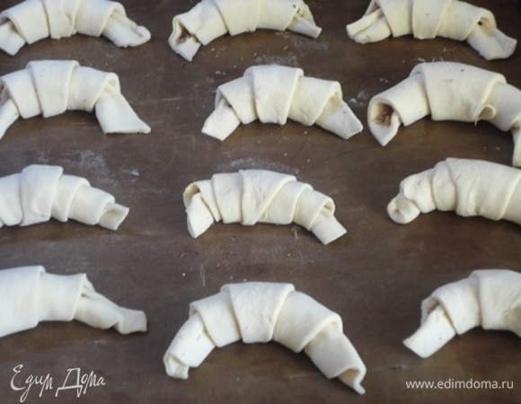 Выпекайте 30–35 минут. При достаточно низкой температуре вы можете быть уверены, что круассаны внутри не будут сырыми.