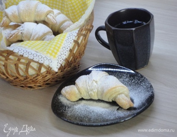 Готовые круассаны посыпьте ванильной сахарной пудрой.