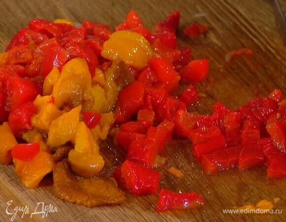 Сладкий перец запечь в разогретой духовке, затем, сняв кожицу, нарезать небольшими кусочками.