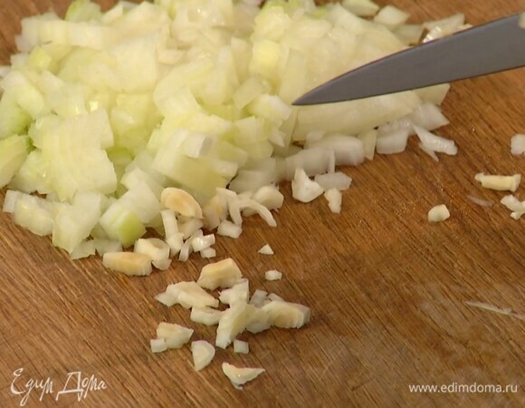 Лук и чеснок почистить и мелко порубить.