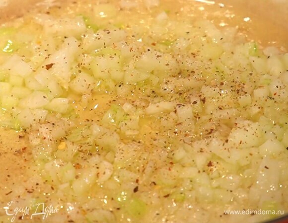 В тяжелом сотейнике разогреть оливковое масло, выложить лук и чеснок, добавить смесь перца и чили, все слегка посолить, перемешать и обжарить почти до готовности.