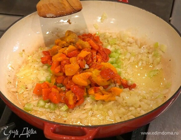 Стебель сельдерея мелко порезать и отправить к луку с чесноком, добавить кусочки сладкого перца, все перемешать и обжарить.