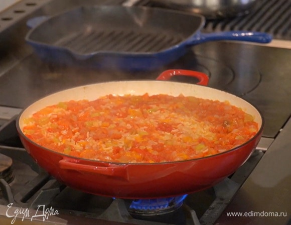 Влить вермут, перемешать и прогреть, чтобы алкоголь выпарился, добавить горячий бульон, довести до кипения, накрыть сотейник крышкой, уменьшить огонь и готовить 25–30 минут.