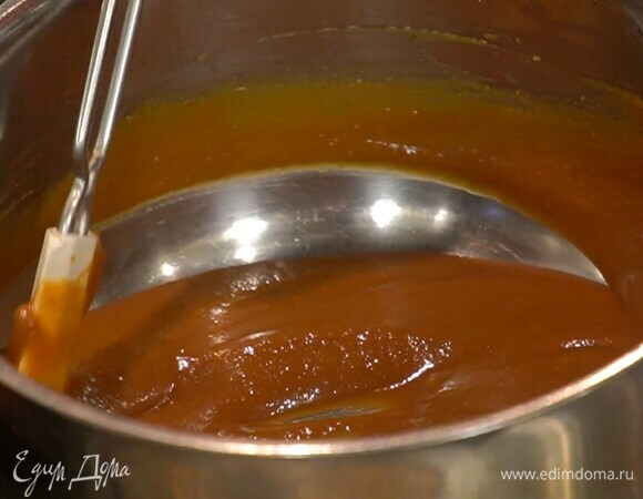 Приготовить глазурь: рисовое вино, уксус и мирин влить в кастрюлю и поместить на маленький огонь, добавить сахар, мисо-пасту и, непрерывно помешивая, все прогреть, затем полностью остудить.