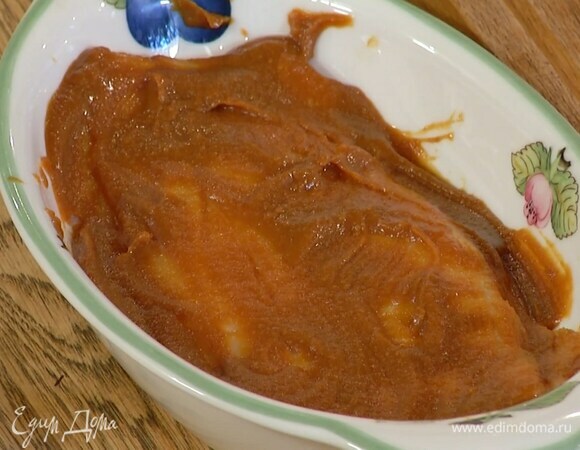 Филе палтуса выложить в жаропрочную керамическую форму и смазать глазурью из мисо-пасты.