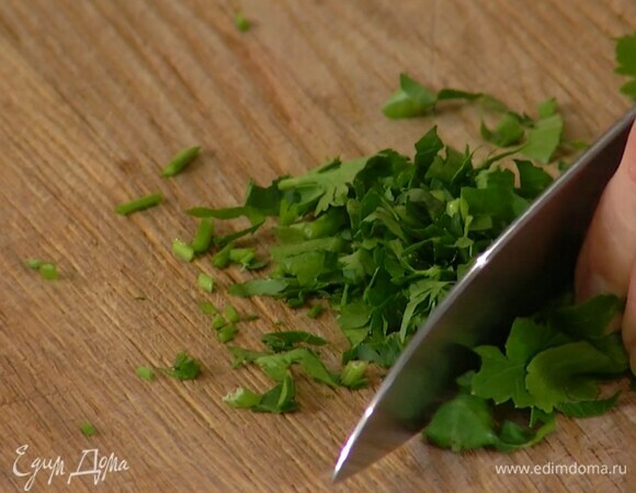 Кинзу мелко порубить.