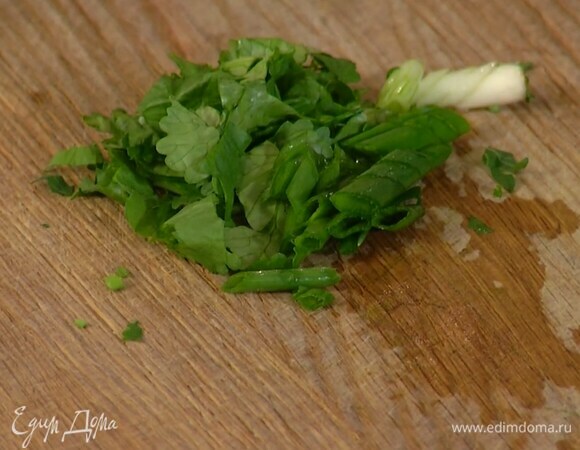Зеленый лук тонко порезать наискосок.