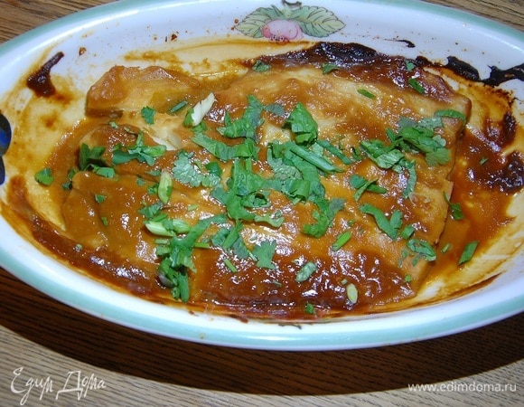 Готовую рыбу посыпать измельченной зеленью и подавать.