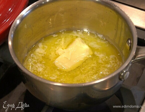 Сливочное масло растопить на маленьком огне.