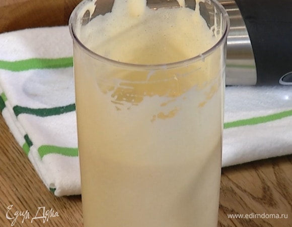 Яйца и 150 г сахара взбить блендером с насадкой-венчиком в пышную, светлую массу.