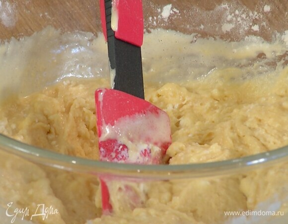 Муку перемешать с разрыхлителем и солью, добавить рикотту, влить яично-сахарную массу, растопленное сливочное масло, ванильный экстракт и лопаткой вымешать тесто.