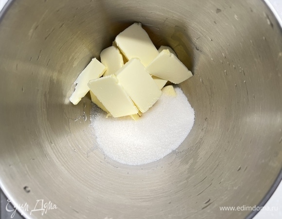 Масло комнатной температуры взбить с сахаром.