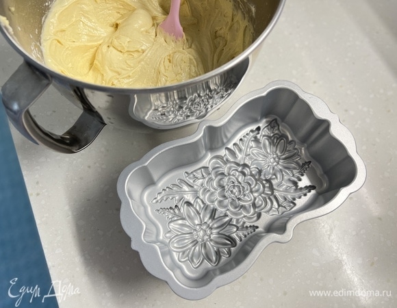 Тесто получится гладкое и довольно густое. Переложить его в форму для выпечки и выпекать при 150°C примерно от 40–60 минут. Готовность проверять деревянной шпажкой.