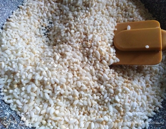 Рис промыть и обжарить на сухой сковороде до изменения цвета.