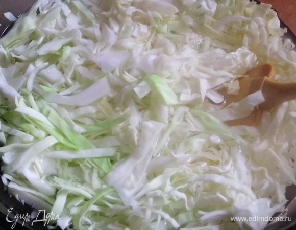 Капусту нашинковать, залить 700 мл кипятка.