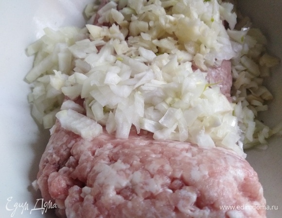 В фарш добавить лук, чеснок, соль, перец. Перемешать.