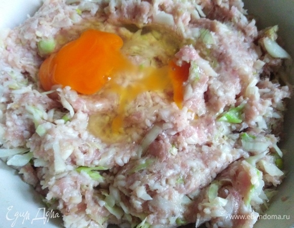 Вбить яйцо. Хорошо перемешать.