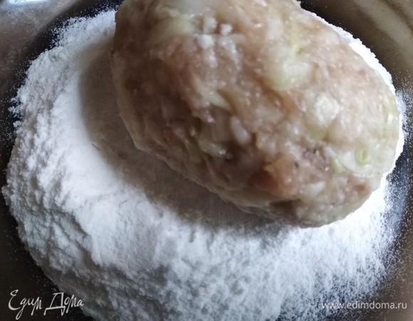 Сформировать котлеты. Обвалять в рисовой муке.