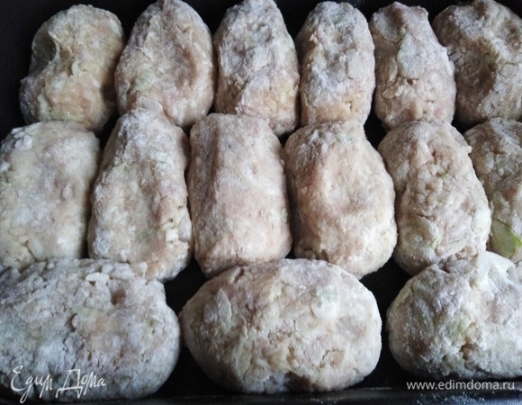 Выложить в смазанную растительным маслом форму. Поставить в разогретую духовку на 20 минут при 190°C.