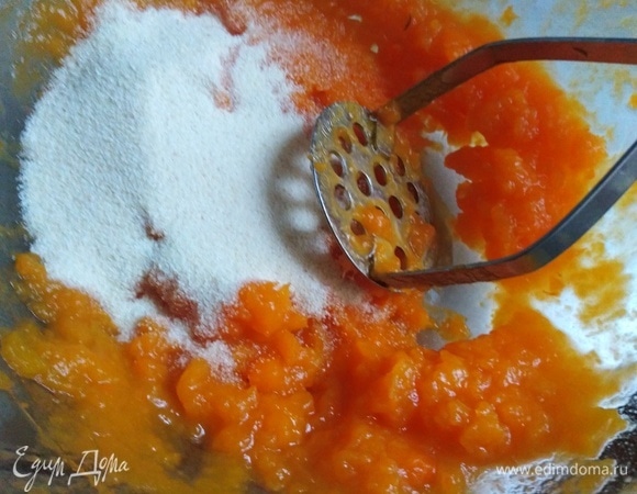 Размять в пюре толкушкой. Добавить манную крупу. Перемешать, оставить на 15–20 минут, чтобы крупа впитала в себя влагу.