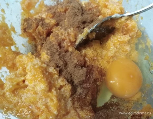 Добавить соль, яйцо, корицу.