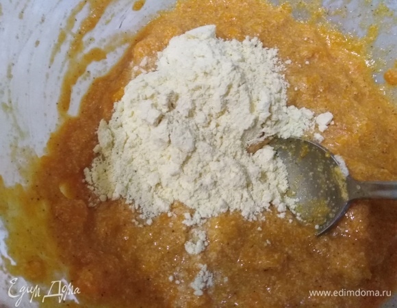 Всыпать кукурузную муку. Перемешать.