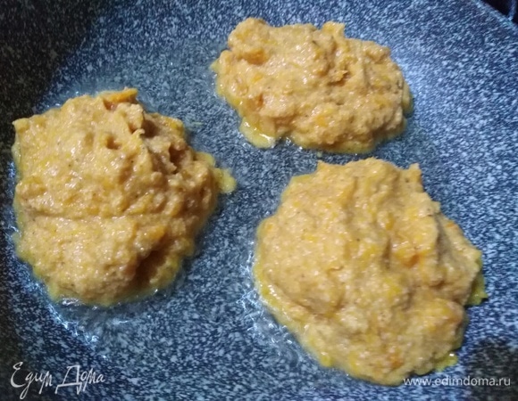 Ложкой выложить на разогретую сковороду с растительным маслом.