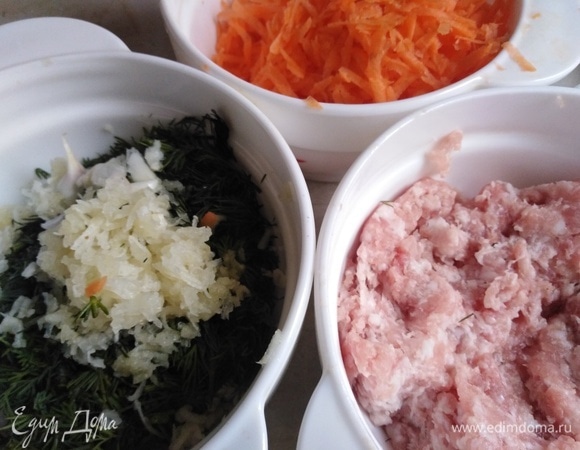 В фарш добавить соль и перец. Зелень нарезать, соединить с измельченным чесноком. Морковь натереть на терке.