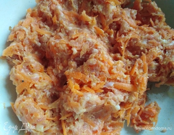 Фарш соединить с морковью. Хорошо перемешать.