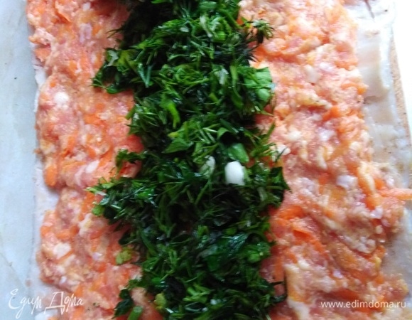 Выложить фарш с морковью и зелень с чесноком. Распределить по всей поверхности.