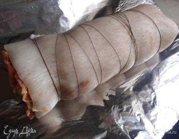 Свернуть рулетом. Перетянуть ниткой или резинкой.