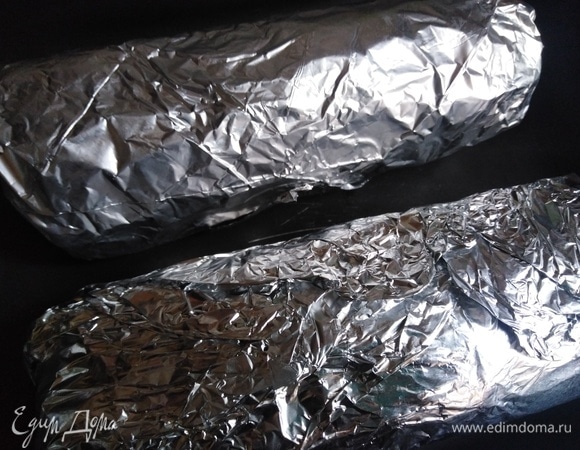 Завернуть в два слоя фольги, выложить в форму.