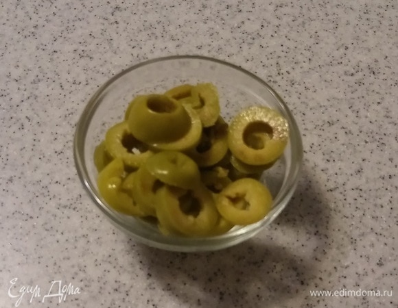 Оливки нарезать кружочками.