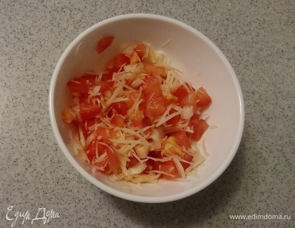 В глубокой емкости смешать вместе нарезанные помидор, репчатый лук и тертый сыр.