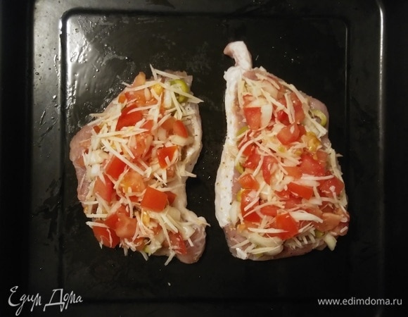 Затем на слой оливок выложить смесь нарезанных овощей и сыра. Разогреть духовку до 190°C и поставить в нее противень с мясом на 35 минут (время приготовления зависит от вашей духовки). Приятного аппетита!