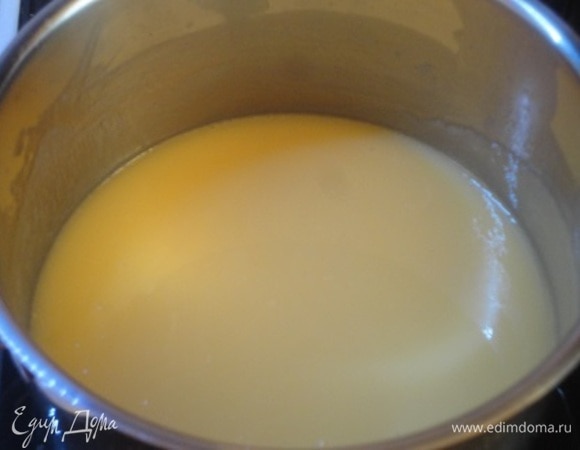 Смешайте в сотейнике молоко, сливки и сахар. Добавьте яйца, тщательно перемешайте и поставьте на умеренный огонь. Постоянно помешивайте до полного растворения сахара. Снимите с огня. Добавьте ванильный сахар, перемешайте и верните на огонь. На медленном огне, постоянно помешивая, доведите до кипения. Снимите с огня и дайте массе остыть.