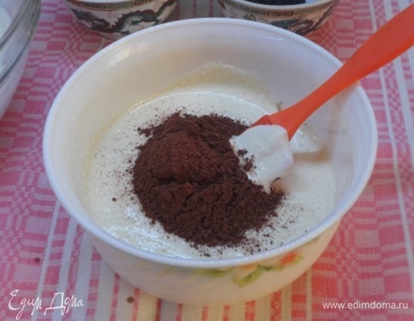 Разделите творожную массу на две неравные части: ⅔ и ⅓. В меньшую часть добавьте какао и перемешайте до полного объединения.