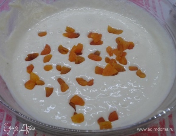 Растопленный белый шоколад и нарезанную курагу добавьте в светлую часть творожной массы.