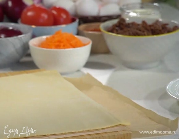 Тесто предварительно разморозить и раскатать в тонкий пласт.