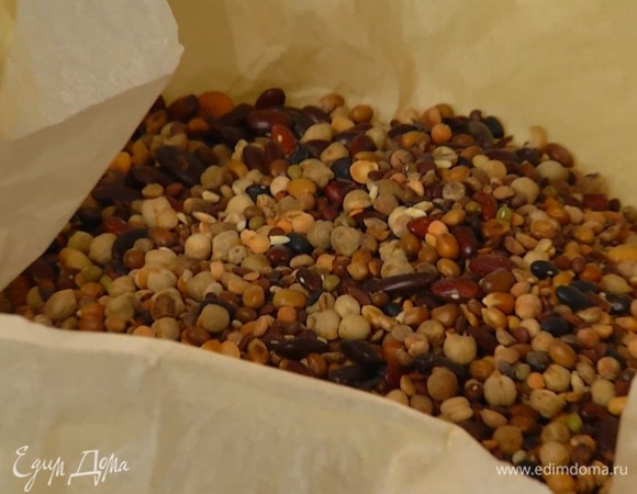 Разболтать одно яйцо, смазать тесто и накрыть бумагой для выпечки, насыпать сверху любые бобовые и выпекать в разогретой духовке 20 минут.