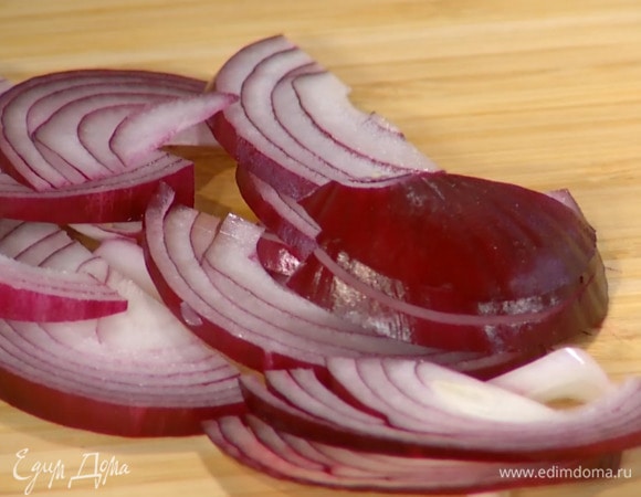 Красный лук почистить, нарезать полукольцами и обжаривать в тяжелом сотейнике на 1 ст. ложке оливкового масла.